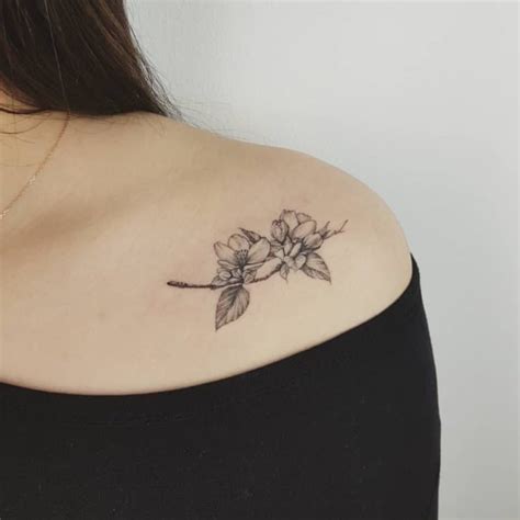 tatuajes pechos mujer|Tatuajes para mujeres en el PECHO: 30 diseños ATREVIDOS y。